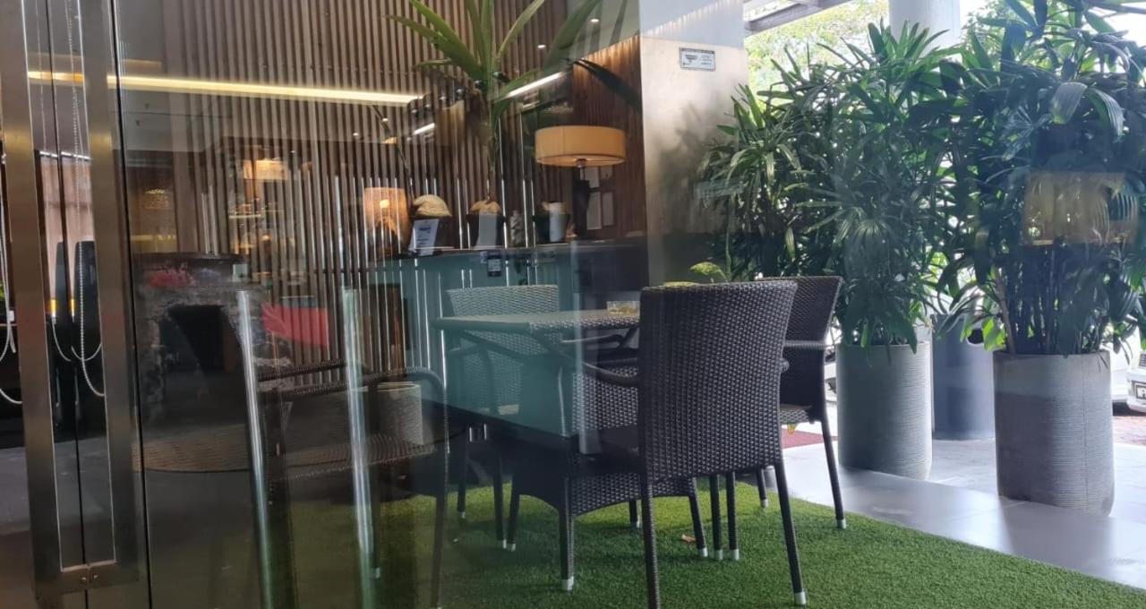 Extreme Boutique Hotel Келуанг Екстериор снимка
