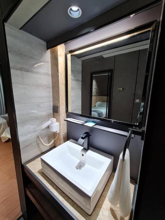 Extreme Boutique Hotel Келуанг Екстериор снимка