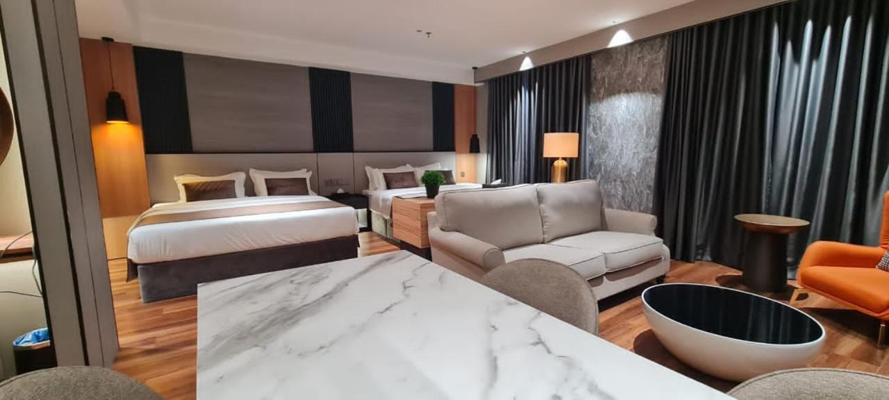 Extreme Boutique Hotel Келуанг Екстериор снимка